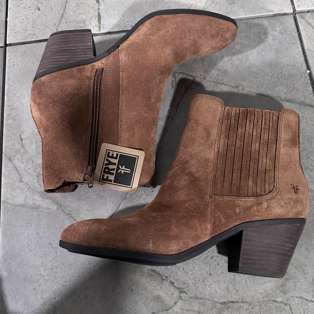 NWT Frye Suede Sandra Cognac Chelsea Boots